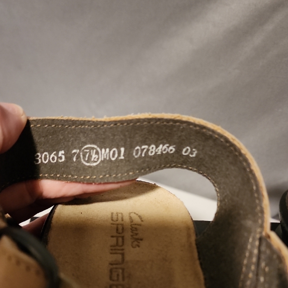 Clarks Women's Tan Cross-Strap Sandals - Picture 4 of 9